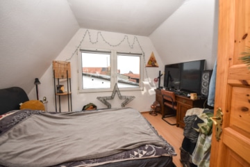 DIETZ: Gepflegtes Wohnhaus + Einliegerwohnung im Ortskern von Großostheim mit Wintergarten + Garage! - Schlafzimmer DG (654121)