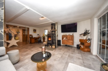 DIETZ: Gepflegtes Wohnhaus + Einliegerwohnung im Ortskern von Großostheim mit Wintergarten + Garage! - Wohnzimmer EG (654105)