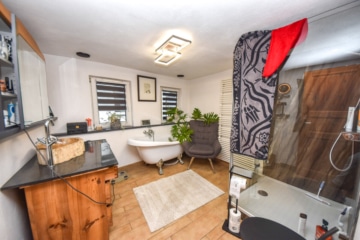 DIETZ: Gepflegtes Wohnhaus + Einliegerwohnung im Ortskern von Großostheim mit Wintergarten + Garage! - Tageslichtbadezimmer 1 von 2 (654116)