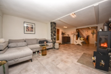 DIETZ: Gepflegtes Wohnhaus + Einliegerwohnung im Ortskern von Großostheim mit Wintergarten + Garage! - Wohnzimmer EG (654106)