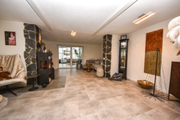 DIETZ: Gepflegtes Wohnhaus + Einliegerwohnung im Ortskern von Großostheim mit Wintergarten + Garage! - Wohnzimmer EG (654103)