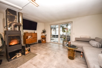 DIETZ: Gepflegtes Wohnhaus + Einliegerwohnung im Ortskern von Großostheim mit Wintergarten + Garage! - Wohnzimmer EG (654104)