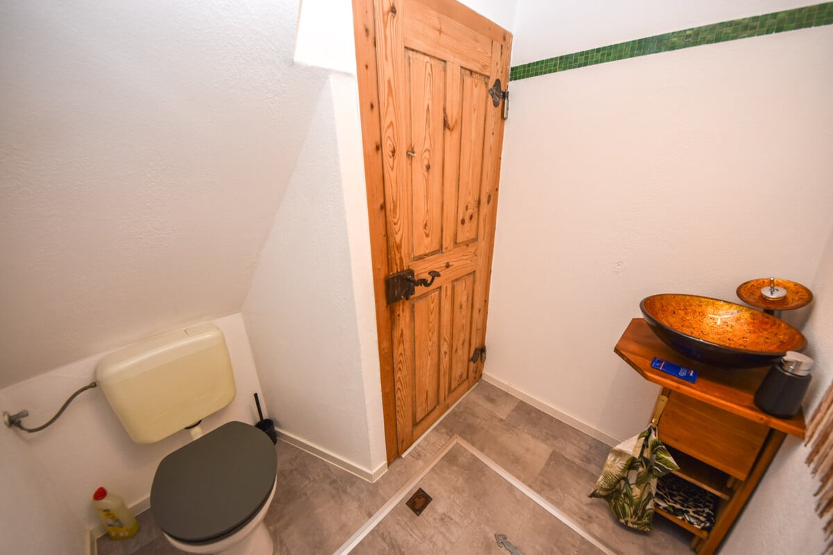 Gäste-WC mit Zugang zum GewölbekellerEG