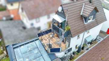 DIETZ: Gepflegtes Wohnhaus + Einliegerwohnung im Ortskern von Großostheim mit Wintergarten + Garage! - Luftansicht (654100)