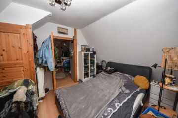 DIETZ: Gepflegtes Wohnhaus + Einliegerwohnung im Ortskern von Großostheim mit Wintergarten + Garage! - Schlafzimmer DG (654122)