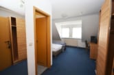 Eines der Dachgeschosszimmer - DIETZ: Gut laufendes Hotel abzugeben! 10 Min von Aschaffenburg!