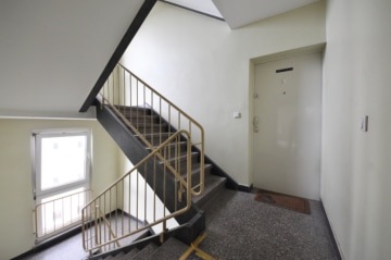 DIETZ: Gepflegte 3-Zimmer-Wohnung im 4. Obergeschoss – Frankfurt – GALLUS - Treppenhaus (667735)