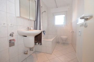 Gepflegte 2-Zimmerwohnung im 3. OG mit EBK, Kellerraum und KFZ-Stellplatz in Dieburg! - Tageslicht Wannenbad (635574)