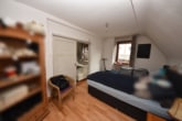 2-Fam-Haus OG Schlafzimmer - DIETZ: 3 Wohnungen in 2 Häusern inklusive 3 Garagen, Innenhof und Garten in Schaafheim!
