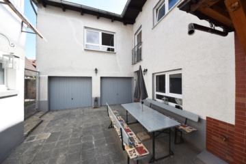 DIETZ: 3 Wohnungen in 2 Häusern inklusive 3 Garagen, Innenhof und Garten Schaafheim - Nebengebäude mit 3 Garagen (639851)