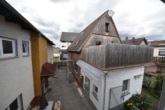 Blick auf 2-Familienhaus - DIETZ: 3 Wohnungen in 2 Häusern inklusive 3 Garagen, Innenhof und Garten in Schaafheim!