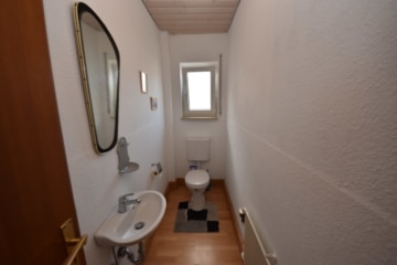 DIETZ: 3 Wohnungen in 2 Häusern inklusive 3 Garagen, Innenhof und Garten Schaafheim - Nebengebäude OG WC (639861)