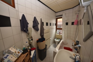 DIETZ: 3 Wohnungen in 2 Häusern inklusive 3 Garagen, Innenhof und Garten Schaafheim - 2-Fam-Haus EG Tageslichtbad (639891)