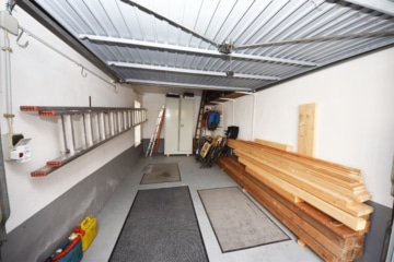 DIETZ: 3 Wohnungen in 2 Häusern inklusive 3 Garagen, Innenhof und Garten Schaafheim - Garage 1 von 3 (639873)