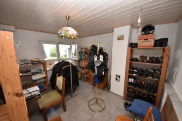 DIETZ: 3 Wohnungen in 2 Häusern inklusive 3 Garagen, Innenhof und Garten Schaafheim - Nebengebäude Schlafen 3 o Büro EG (639868)