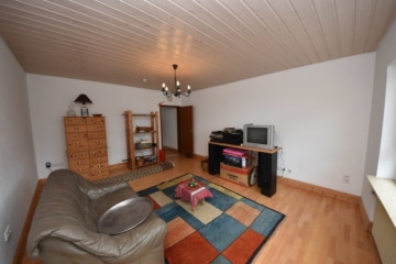 DIETZ: 3 Wohnungen in 2 Häusern inklusive 3 Garagen, Innenhof und Garten Schaafheim - Nebengebäude OG Schlafzimmer 2 von 3 (639860)