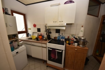 DIETZ: 3 Wohnungen in 2 Häusern inklusive 3 Garagen, Innenhof und Garten Schaafheim - 2-Fam-Haus EG Küche (639893)