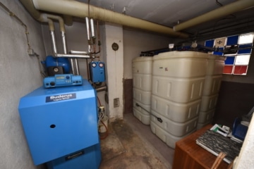 DIETZ: 3 Wohnungen in 2 Häusern inklusive 3 Garagen, Innenhof und Garten Schaafheim - Nebengebäude Öl-Zentralheizung 2003 (639871)