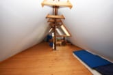 Dachboden über Ruckzucktreppe - DIETZ: 3 Wohnungen in 2 Häusern inklusive 3 Garagen, Innenhof und Garten in Schaafheim!