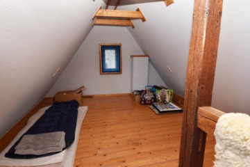 DIETZ: 3 Wohnungen in 2 Häusern inklusive 3 Garagen, Innenhof und Garten Schaafheim - Dachboden über Ruckzucktreppe2 (639888)