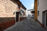 Blick in den Innenhof - DIETZ: 3 Wohnungen in 2 Häusern inklusive 3 Garagen, Innenhof und Garten in Schaafheim!