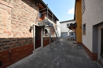 DIETZ: 3 Wohnungen in 2 Häusern inklusive 3 Garagen, Innenhof und Garten Schaafheim - Blick in den Innenhof (639849)