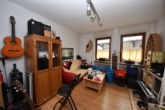 2-Fam-Haus EG Wohnzimmer - DIETZ: 3 Wohnungen in 2 Häusern inklusive 3 Garagen, Innenhof und Garten in Schaafheim!