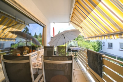 DIETZ: Top gepflegtes 2 Familienhaus mit Garten, Keller und Sauna – voll vermietet – in Weiterstadt - Balkon mit Markise EG (697905)