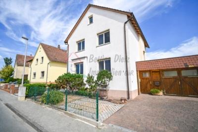 DIETZ: Top gepflegtes 2 Familienhaus mit Garten, Keller und Sauna – voll vermietet – in Weiterstadt - Außenansicht (701398)