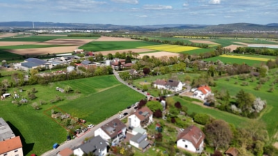 DIETZ: Feldrandlagen-Baugrundstück für 1-2 Familienhaus in Großostheim zu verkaufen! - Baugrundstück (697010)