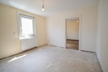 DIETZ: Modernisiertes Fachwerkhaus mit Nebengebäude – PV mit Speicher – in Schaafheim OT Mosbach! - Schlafzimmer 2 - Durchgang OG (694065)