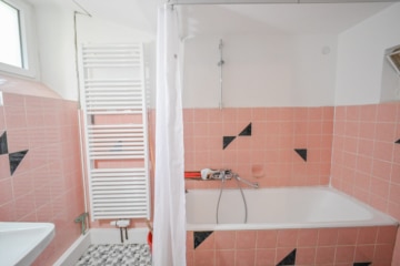 DIETZ: Modernisiertes Fachwerkhaus mit Nebengebäude – PV mit Speicher – in Schaafheim OT Mosbach! - Tageslichtbadezimmer EG (694055)
