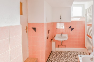 DIETZ: Modernisiertes Fachwerkhaus mit Nebengebäude – PV mit Speicher – in Schaafheim OT Mosbach! - Tageslichtbadezimmer EG (697076)