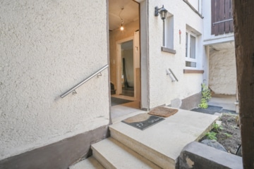 DIETZ: Modernisiertes Fachwerkhaus mit Nebengebäude – PV mit Speicher – in Schaafheim OT Mosbach! - Eingangsbereich (694041)
