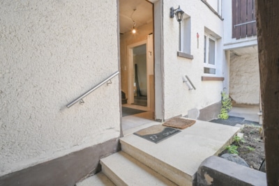 DIETZ: Modernisiertes Fachwerkhaus mit Nebengebäude – PV mit Speicher – in Schaafheim OT Mosbach! - Eingangsbereich (697064)