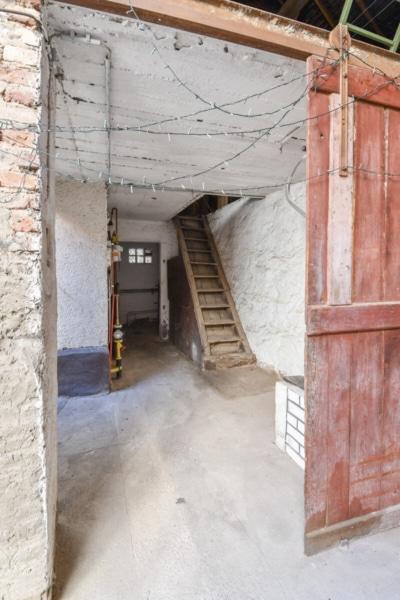 DIETZ: Modernisiertes Fachwerkhaus mit Nebengebäude – PV mit Speicher – in Schaafheim OT Mosbach! - Treppenaufgang Lagerfläche (697112)