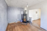 Wohnzimmer EG - DIETZ: Modernisiertes Fachwerkhaus mit Nebengebäude – PV mit Speicher – in Schaafheim OT Mosbach!