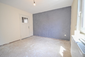 DIETZ: Modernisiertes Fachwerkhaus mit Nebengebäude – PV mit Speicher – in Schaafheim OT Mosbach! - Schlafzimmer 2 - Durchgang (694066)