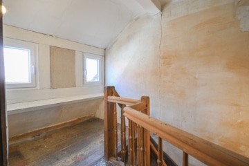 DIETZ: Modernisiertes Fachwerkhaus mit Nebengebäude – PV mit Speicher – in Schaafheim OT Mosbach! - Treppenhaus DG (694080)