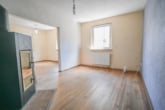 Wohnzimmer EG - DIETZ: Modernisiertes Fachwerkhaus mit Nebengebäude – PV mit Speicher – in Schaafheim OT Mosbach!