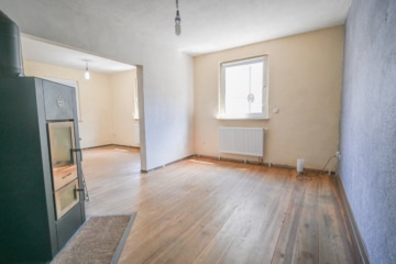 DIETZ: Modernisiertes Fachwerkhaus mit Nebengebäude – PV mit Speicher – in Schaafheim OT Mosbach! - Wohnzimmer EG (694048)