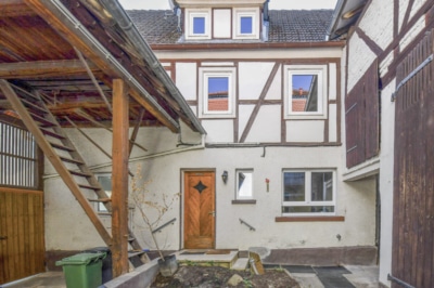DIETZ: Modernisiertes Fachwerkhaus mit Nebengebäude – PV mit Speicher – in Schaafheim OT Mosbach! - Innenhof (697124)
