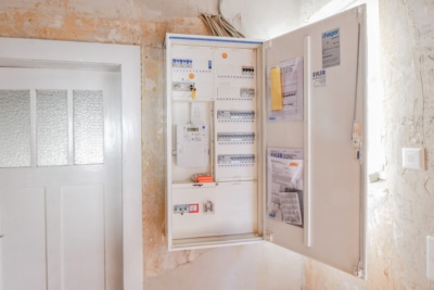 DIETZ: Modernisiertes Fachwerkhaus mit Nebengebäude – PV mit Speicher – in Schaafheim OT Mosbach! - neuer Zählerkasten (697126)