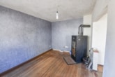 Wohnzimmer EG - DIETZ: Modernisiertes Fachwerkhaus mit Nebengebäude – PV mit Speicher – in Schaafheim OT Mosbach!