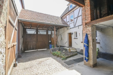DIETZ: Modernisiertes Fachwerkhaus mit Nebengebäude – PV mit Speicher – in Schaafheim OT Mosbach! - Innenhof (694042)