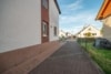 DIETZ: Gemütliches Einfamilienhaus mit Garten und Balkon in Babenhausen - Langstadt! - Einfahrt