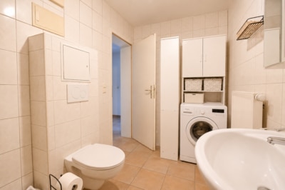 DIETZ: 3 Zimmer-Dachgeschosswohnung im Santo-Tirso-Ring von Groß-Umstadt! - Badezimmer mit Dusche (698357)