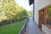 Terrasse Gartenseite - DIETZ: Eindrucksvolles 2-Familienhaus-Anwesen in attraktiven Wohnlage von Klein-Zimmern!
