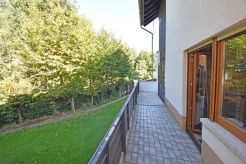 DIETZ: Eindrucksvolles 2-Familienhaus-Anwesen in attraktiven Wohnlage von Klein-Zimmern! - Terrasse Gartenseite (642097)