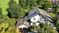 Luftbild Feldrandlage - DIETZ: Eindrucksvolles 2-Familienhaus-Anwesen in attraktiven Wohnlage von Klein-Zimmern!